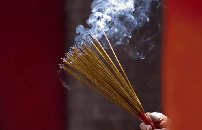 dùng đàn hương trong lễ cúng