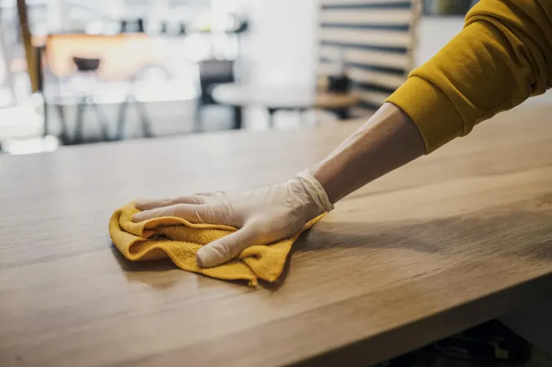 tẩy dầu bề mặt gỗ đàn hương