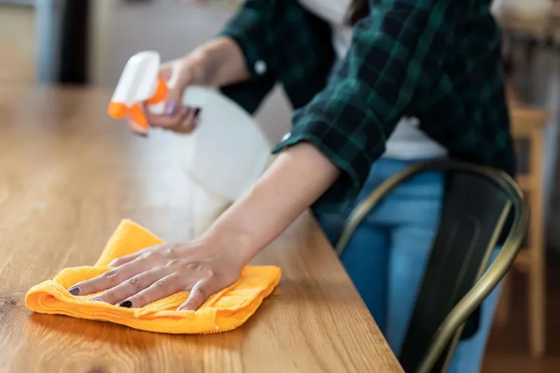 tẩy dầu bề mặt gỗ đàn hương