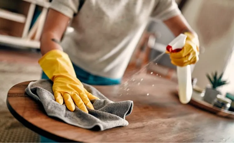 tẩy dầu bề mặt gỗ đàn hương
