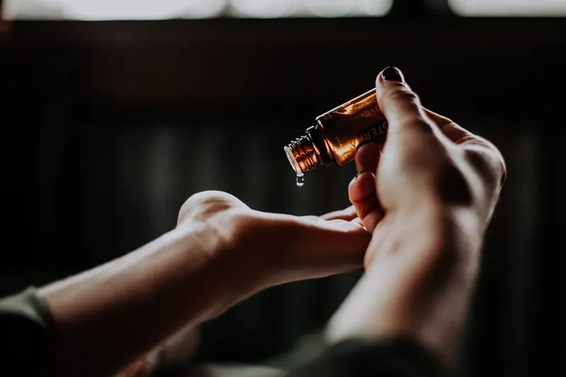 tinh dầu đàn hương dùng trong mát xa
