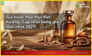 Chai nước hoa đàn hương trên nền gỗ với vụn gỗ đàn hương