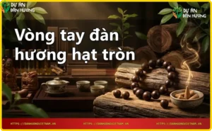 Vòng tay đàn hương hạt tròn trên kệ gỗ với khói trầm hương